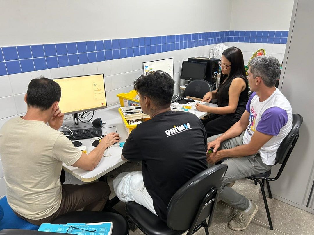 Professores de Senhor do Bonfim participam de oficina de Robótica Educativa na Univasf