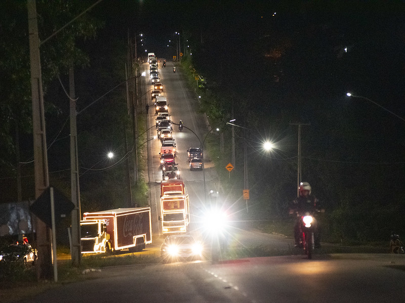Mini Caravana da Coca Cola encanta Senhor do Bonfim e leva População da sede e interior às ruas em noite histórica