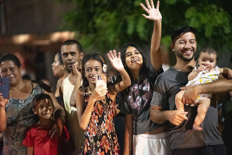 Mini Caravana da Coca Cola encanta Senhor do Bonfim e leva População da sede e interior às ruas em noite histórica