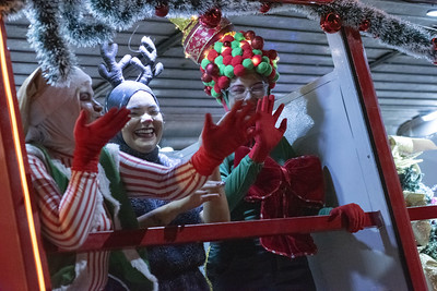 Mini Caravana da Coca Cola encanta Senhor do Bonfim e leva População da sede e interior às ruas em noite histórica