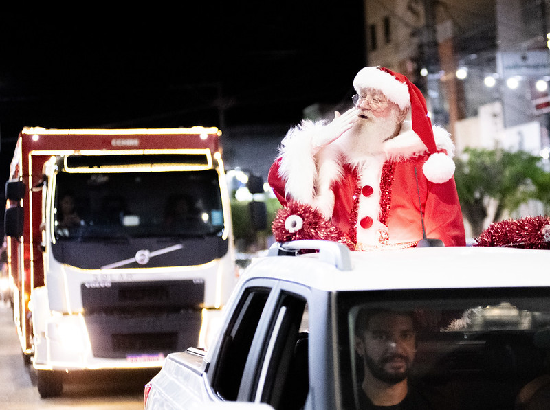 Mini Caravana da Coca Cola encanta Senhor do Bonfim e leva População da sede e interior às ruas em noite histórica