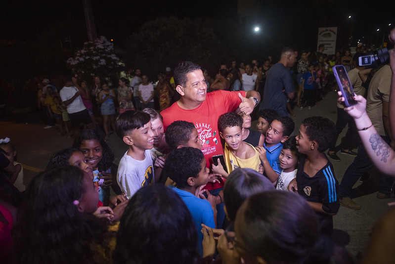Mini Caravana da Coca Cola encanta Senhor do Bonfim e leva População da sede e interior às ruas em noite histórica