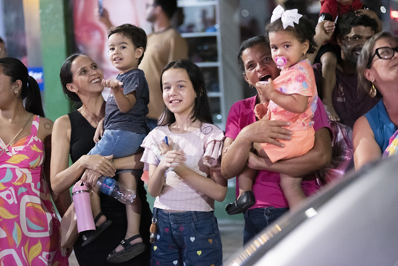 Mini Caravana da Coca Cola encanta Senhor do Bonfim e leva População da sede e interior às ruas em noite histórica