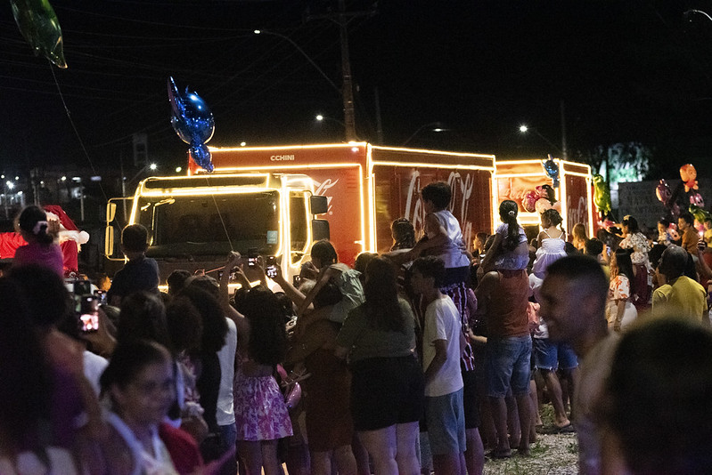 Mini Caravana da Coca Cola encanta Senhor do Bonfim e leva População da sede e interior às ruas em noite histórica